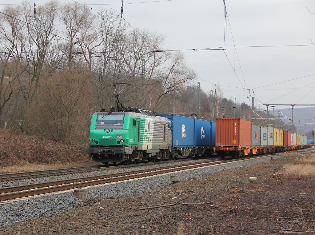 Whrend ein Containerzug in Richtung Norden rollt, kommt 437 023 schon mit der blauen Wand in Richtung Sden daher. Aufgenommen am B Eltmannshausen/Oberhone am 21.02.2012.