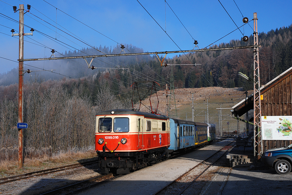 Whrend das Tal seit Wochen unter dem blichen sptherbstlichen Hochnebel vergraben liegt, gibt es im tscherland ungetrbten Sonnenschein. So auch am 23.11.2011, als 1099 016 gerade mit dem R 6805 und einem einzelnen Fahrgast in den Bahnhof Annaberg einfhrt.