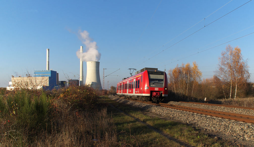 Whrend unserer  Sonnenrunde  am 19.11.2012 bei Bous und Ensdorf gab es einen Standortwechsel nher zu Ensdorf.
Auf Grund der Beschaffenheit des Bahndammes und der Breite einer Brcke ber einen Feldweg mte hier frher mal ein weiteres Gleis zwischen Bous und Ensdorf gelegen haben. 426 008-9 (getauft auf den Namen der Gemeinde Besseringen) reicht zu verkehrsschwachen Zeiten als RB 71 zwischen Trier und Homburg/Saar aus.

Der Triebwagen hat gerade Ensdorf verlassen und wird gleich in Bous wieder halten.

KBS 685