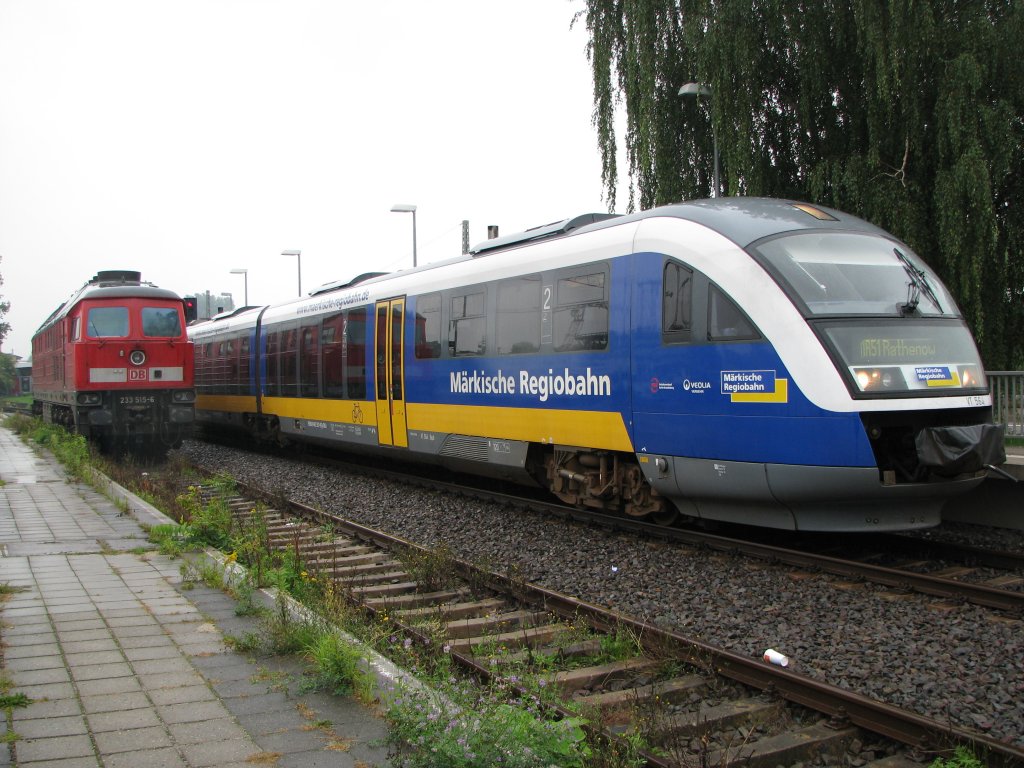 Whrend VT 564 der Mrkischen Regiobahn im Bahnhof von Brandenburg HBF auf Ausfahrt wartet nach Rathenow hat 233 515 6 noch einige Zeit Pause am 09.09.2010