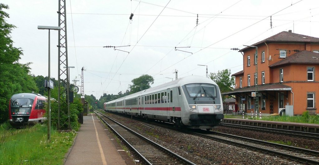Wicklesgreuth am 19.5.08 vor dem langwierigen Umbau fr die S-Bahn: Links wartet 642 618 auf Gleis 5 auf die nchste Fahrt nach Windsbach, und in der Mitte fhrt ein Intercity nach Nrnberg auf dem bahnsteiglosen Gleis 3 durch. 
