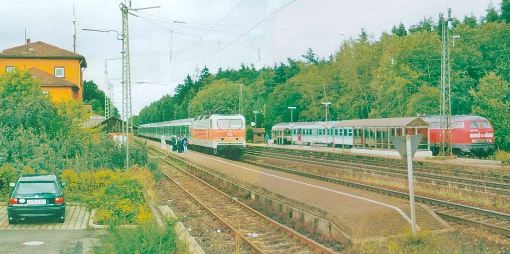 Wicklesgreuth im August 2001: Links eine 143er Lok in S-Bahn-Lackierung mit einem Stadt-Express nach Ansbach auf Gleis 2 und rechts eine 218er Lok mit einer Regionalbahn nach Windsbach auf Gleis 5.