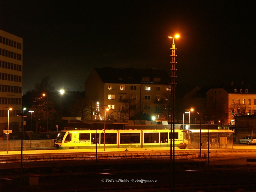 Widerholung ohne Mond mit dem VT 46 der VGB in Hof am Abend des 3.12.2009. Die Weihnachtsbeleuchtung hinter dem Zug ist erkennbar....