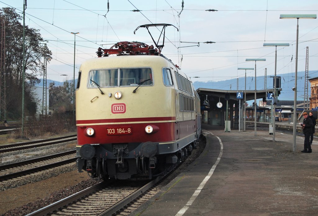 Wie in alten Zeiten: Am 25.11.2011 hielt 103 184 mit TEE 5460 Braunschweig Hbf - W�rzburg Hbf in Kreiensen
