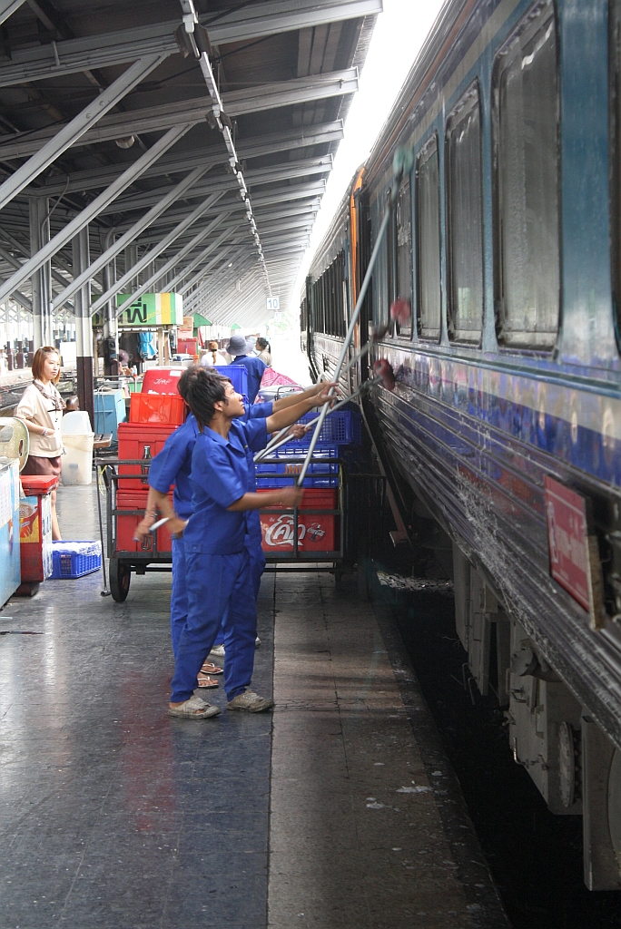 Wie am Bf. Hua Lamphong blich, wird auch der APN.60 2542 erst kurz vor der Abfahrt am Bahnsteig einer Aussenreinigung unterzogen. Bild vom 24.Juli 2012.