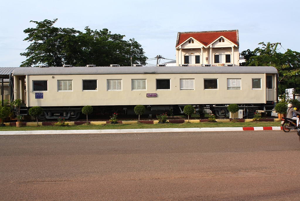 Wie an vielen Orten in Thailand, werden auch in Nong Khai ausgemusterte Wagen als ffentliche Bcherei, dem Library Train verwendet. Bild vom 17.Juni 2011. 

