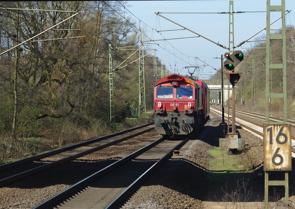 Wie angekndigt, der Nachschuss auf den kleinen HGK Lokzug: Class 66 (DE 61) gezogen von 185 632-7 in Fahrtrichtung Wunstorf. Aufgenommen am 02.04.2011 in Dedensen-Gmmer.