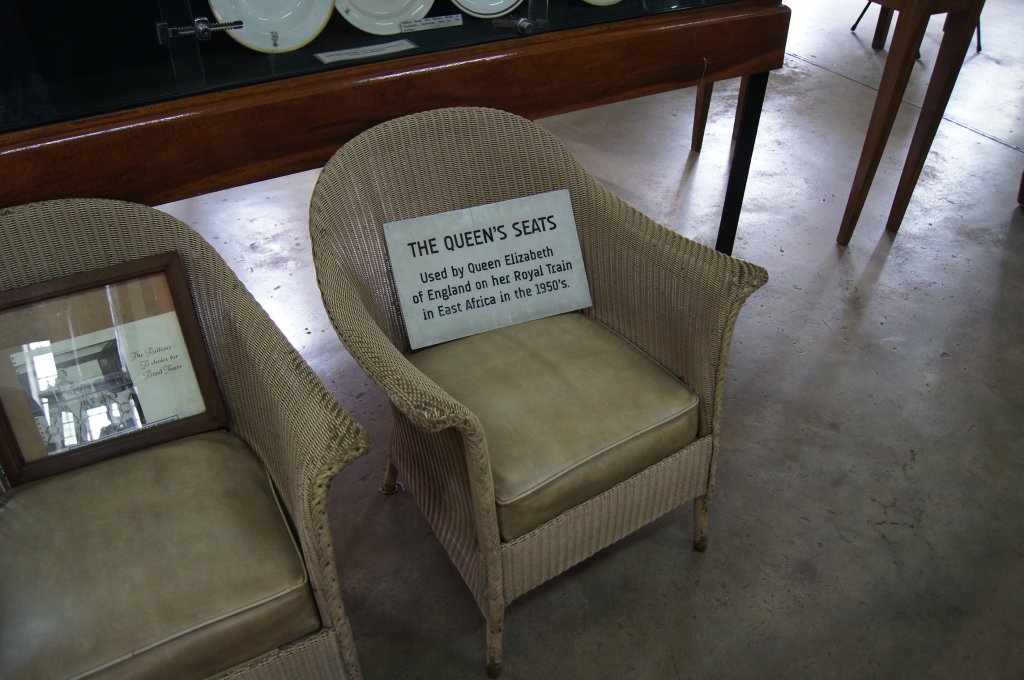 Wie auf dem Schild erkennbar ist auf diesem Sitz bereits die Queen gereist! Eisenbahnmuseum Nairobi, 2.6.2012.