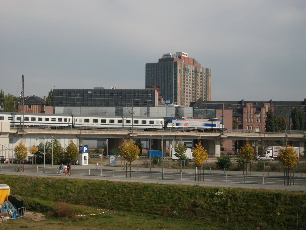 Wie auf einer Modellbahn schlngelte sich der EC 45 Berlin-Warschau am 09.Oktober 2010 ber die Berliner Stadtbahn zwischen Hbf und Friedrichstrae an der Charite vorbei.