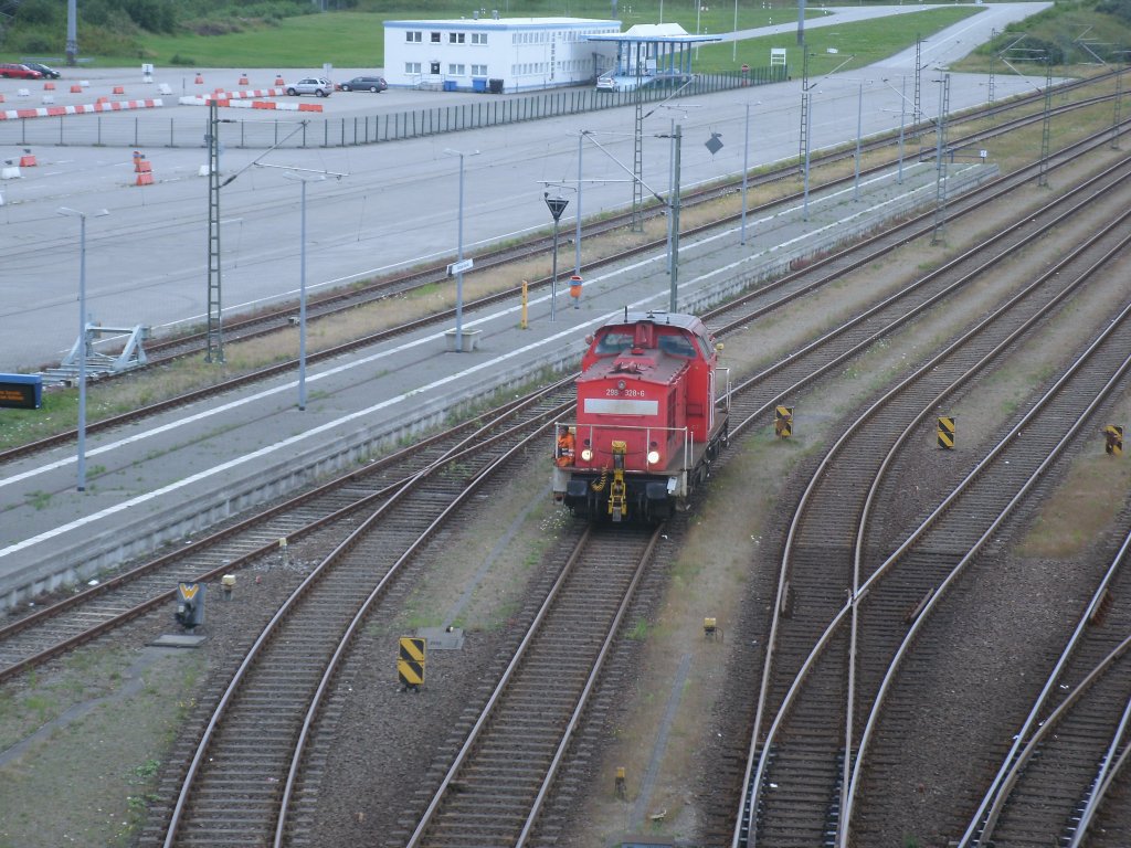 Wie auf einer Modellbahnanlage ist 298 328,am 10.August 2012,in Mukran unterwegs zur Fhre.