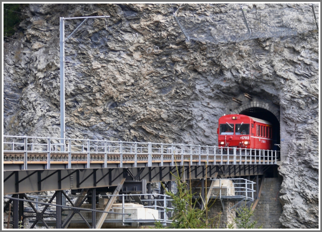 Wie beim Landwasserviadukt fhrt der Brenfalletunnel direkt auf die Castielertobelbrcke. Steuerwagen 1702 des R1440 erscheint auf der Talfahrt nach Chur. (11.04.2010)