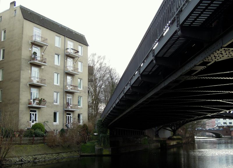 Wie dicht die Strecke der heutigen U1 an den Wohnhusern entlang gefhrt wurde, zeigt dieses Bild. Am Hamburger U-Bahnhof  Eppendorfer Baum . 15.3.2012