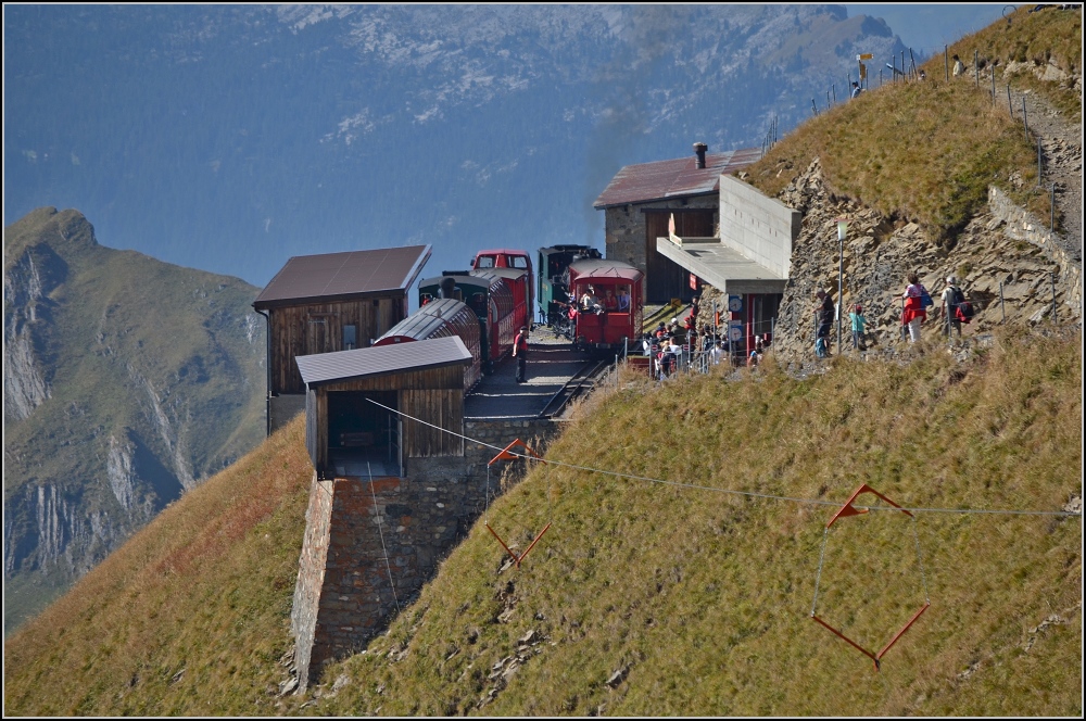 Wie ein Adlerhorst an den Berg geklebt. Die BRB-Bergstation schwebt über dem Abgrund, und Lok 6 hat sich eine  Verschnaufpause  verdient. Rothorn im Oktober 2011.