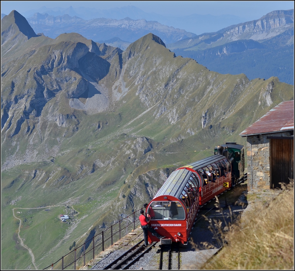 Wie ein Adlerhorst an den Berg geklebt. Die BRB-Bergstation schwebt über dem Abgrund. Rothorn im Oktober 2011.