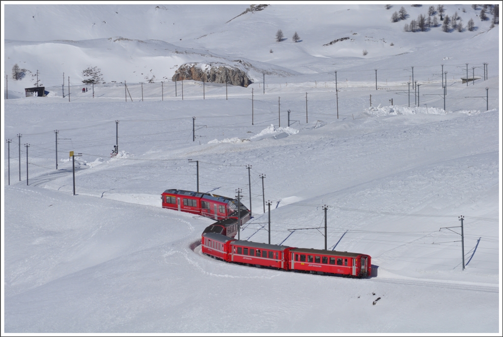 Wie ein Bandwurm schlngelt sich der R1640 dem Lago Bianco entlang. (26.02.2011)