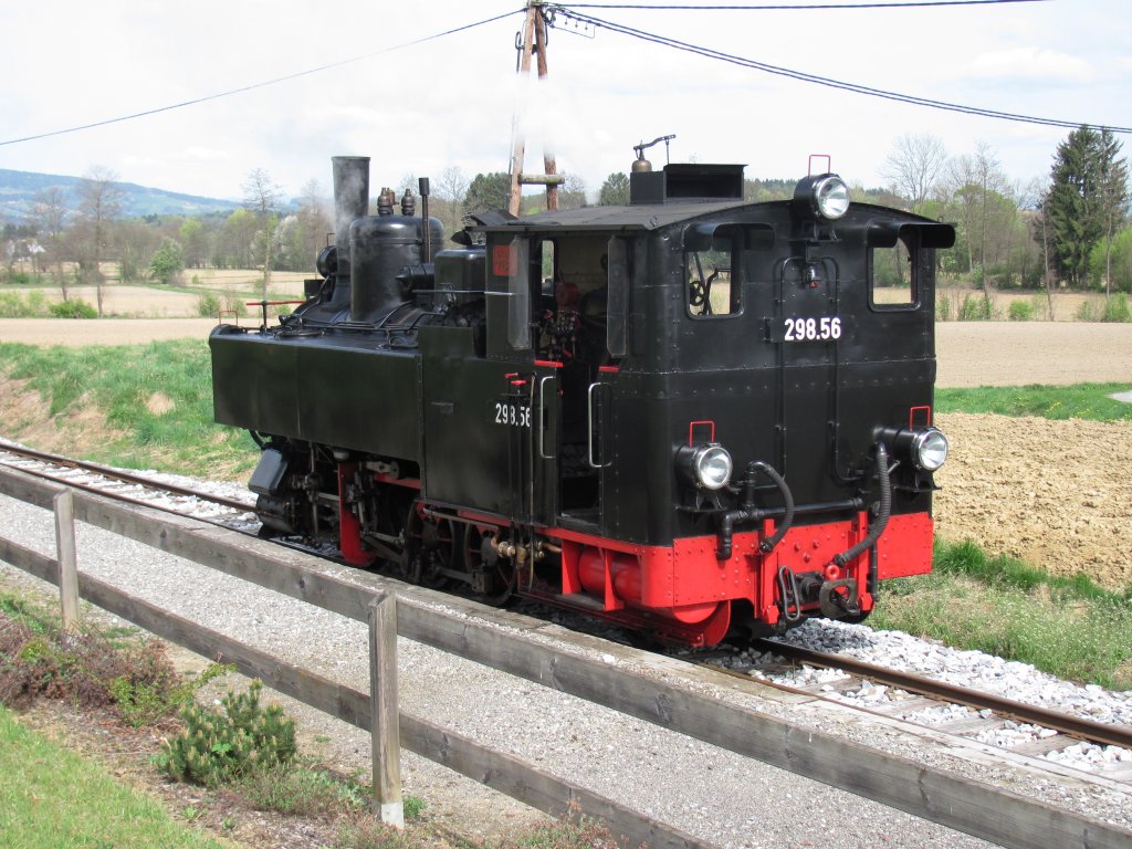Wie ein kleines Kind hab ich mich gefreut als ich zum ersten mal auf 298.56 fahren durfte . Freue mich auf die heurige Saison. Hier ein kurzer aufenthalt in der Halte- und -ladestelle Herbersdorf am 11.04.2011.