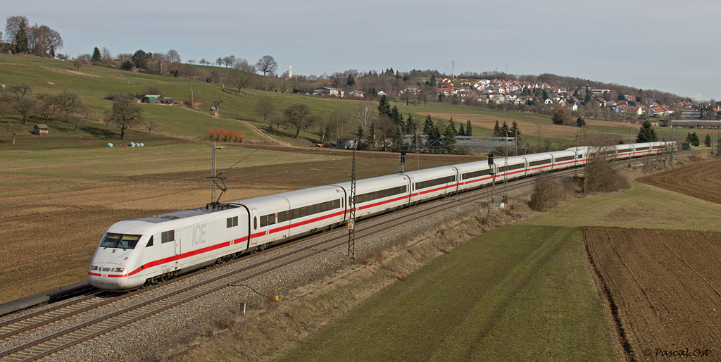 Wie ein langes rot-weies Band in der Landschaft wirkt dieser ICE 1, der am 8. Mrz 2013 auf seiner Fahrt in Richtung Stuttgart Hbf bei Uhingen festgehalten werden konnte.