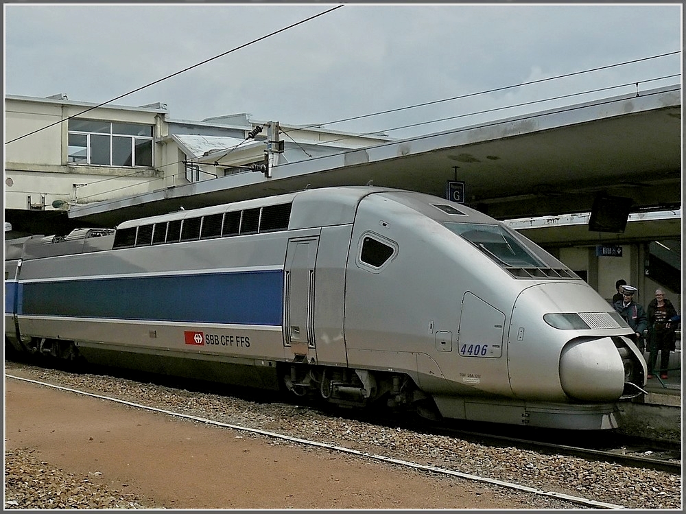 Wie ein Marienkfer vor dem Abflug, breitet der SBB TGV POS 4406 seine  Flgel  aus, um am 19.06.10 im Bahnhof von Mulhouse an einen zweiten Zug angekuppelt zu werden. (Hans)