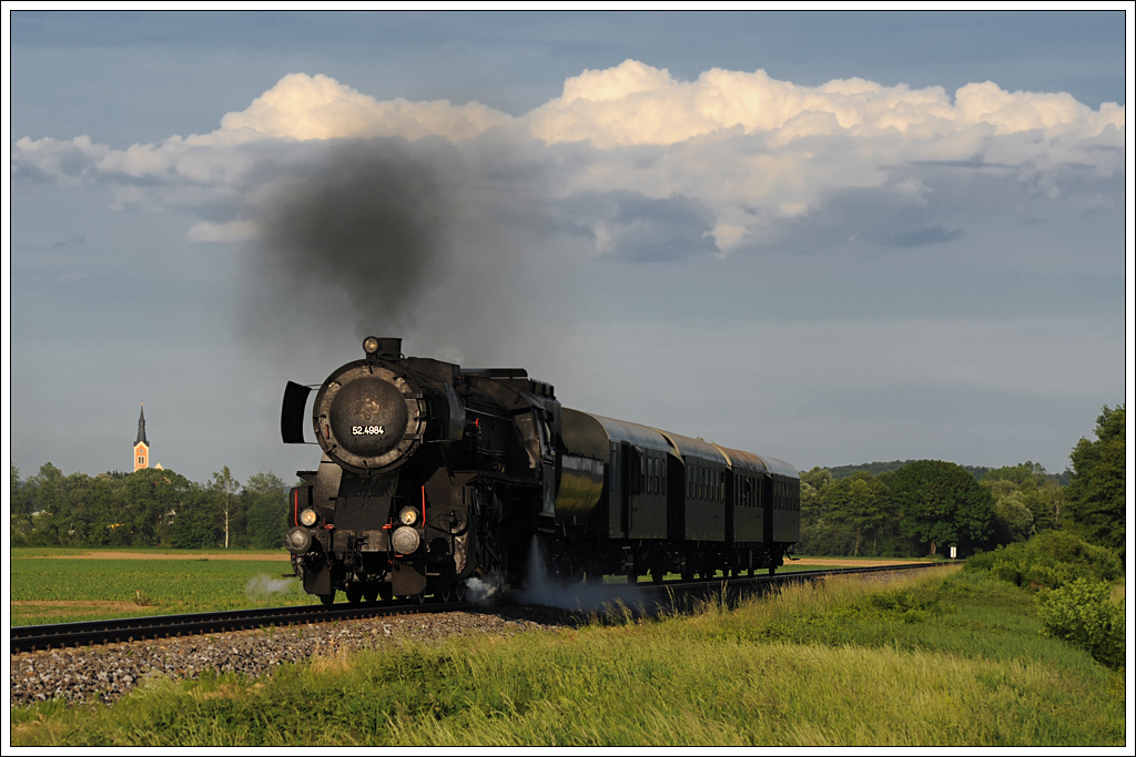 Wie Ende der Siebziger auf der GKB, nur mit rund 8 Waggons weniger - 52.4984 der VdEA (Verband der Eisenbahn Akademiker) welche vom Lokteam 52.4984 betreut wird, am 21.5.2013 mit dem SPZ 8521 von Graz Hbf. nach Deutschlandsberg mit Blick auf Gro St. Florian.

http://www.lokteam.at/die_Lok.html