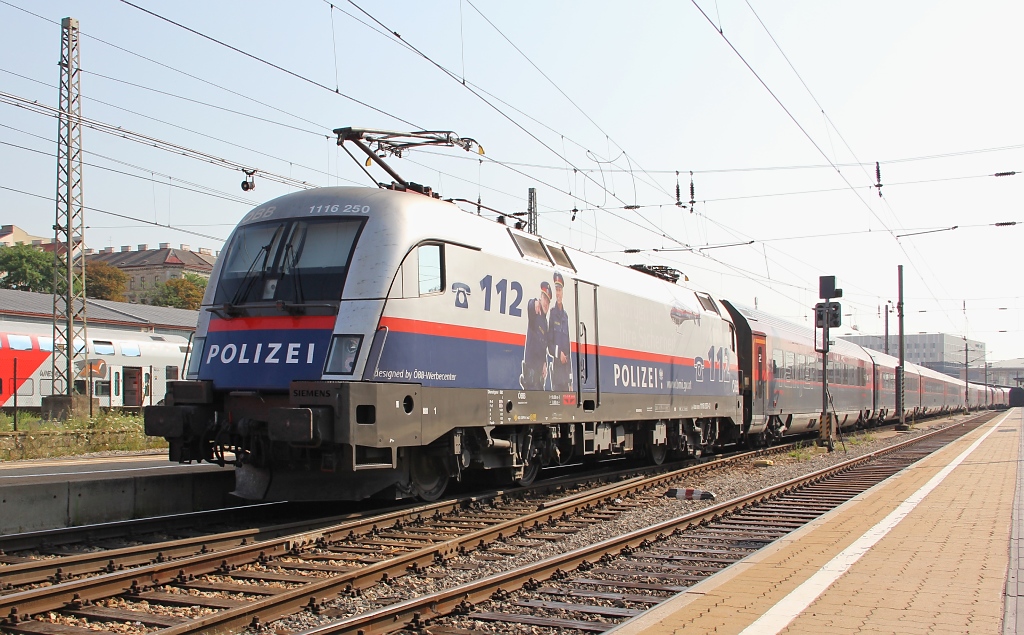 Wie erwhnt sollte es am Morgen des 05.07.2012 nach Salzburg Hbf gehen. Zum ersten mal wollten wir Railjet fahren. Unser Fazit nach der Fahrt: Muss man nicht unbedingt nochmal machen. Als wir jedoch auf den zweiten Zugteil warten mussten wurde im Nachbargleis ein anderer RJ bereitgestellt mit einer interessanten Bespannung: 1116 250-2. Aufgenommen im Westbahnhof. (Abfahrt unseres Zuges war dann mit ca. einer halben Stunde Versptung...)