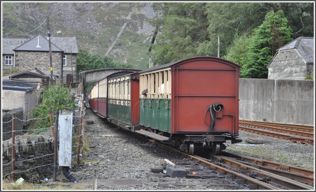Wie es scheint wird das Profil der Wagen gegen den Zugschluss immer kleiner. Ausfahrender 11.50Uhr Dampfzug nach Porthmadog. Dauer der Fahrt eine Stunde und zwanzig Minuten. Blaenau Ffestiniog (04.09.2012)
