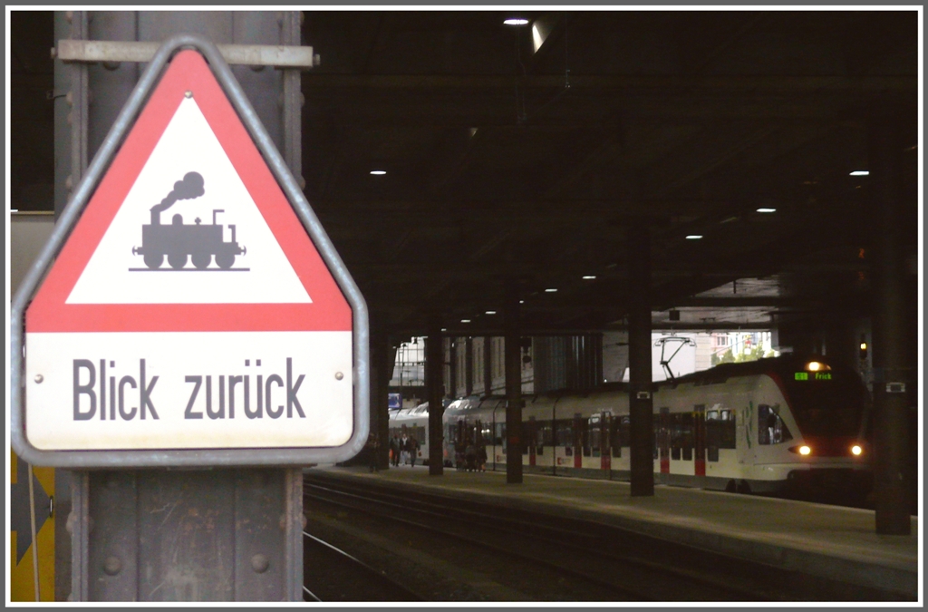 Wie es sich genau verhlt mit diesem Schild weiss ich auch nicht, nehme aber an, dass es sich auf die beengten Verhltnisse auf diesem Bahnsteig in Basel SBB bezieht. (16.09.2010)