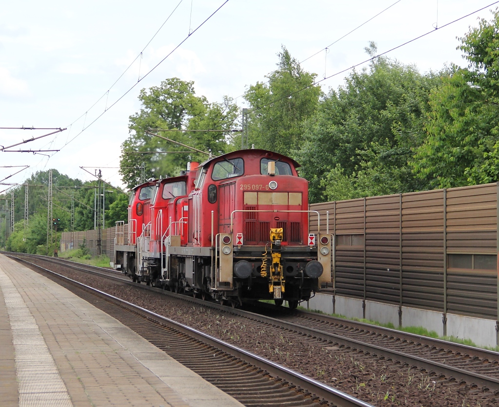 Wie in einer Familie: das kleine in der Mitte. 294 590-5, 363 223-9 und 295 097-0 auf dem Weg in Richtung Seelze bei der Durchfahrt durch Dedensen-Gmmer. Aufgenommen am 07.06.2012.