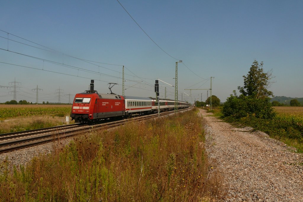 Wie in frheren Zeiten hatte der EC 7 heute wieder einmal einen Bimz an erster Stelle. Hier mit 101 036 in Schliengen. 7.9.12