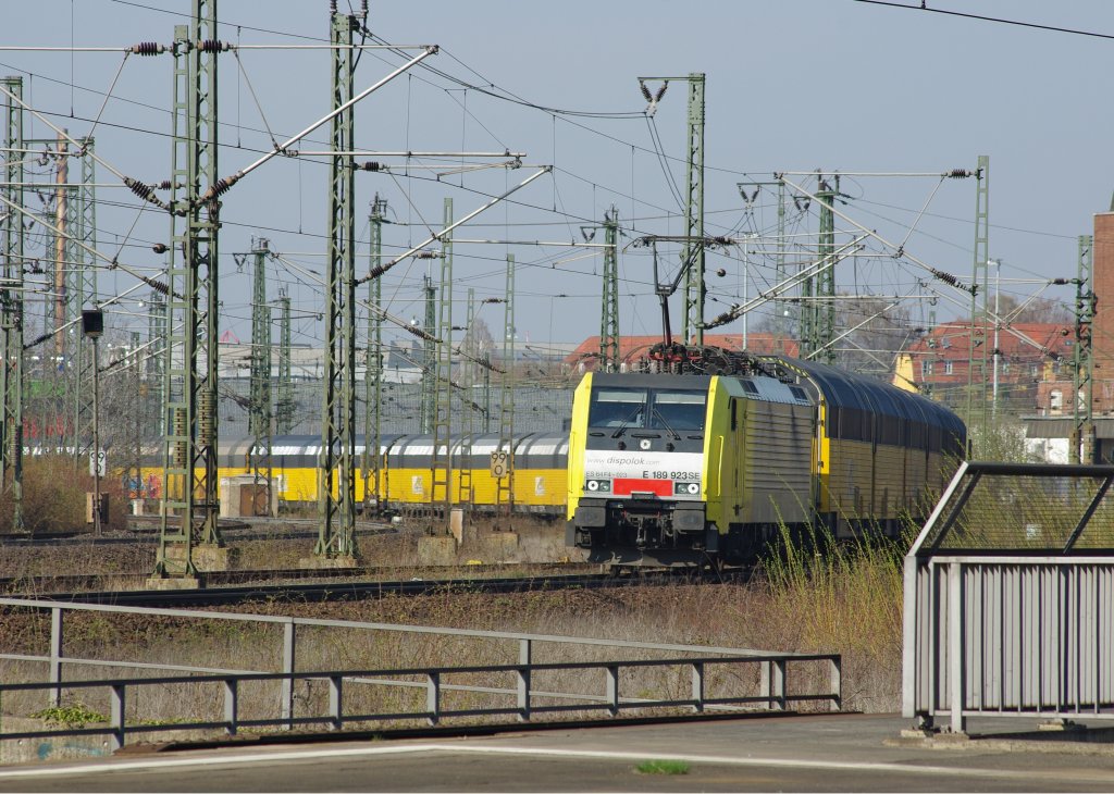 Wie eine gelbe Schlange windet sich E189 923SE (ES 64 F4-023) mit ihren Autotransportwagen aus Norden kommend durch den Mastenwald in Gttingen. Aufgenommen am 07.04.2010.