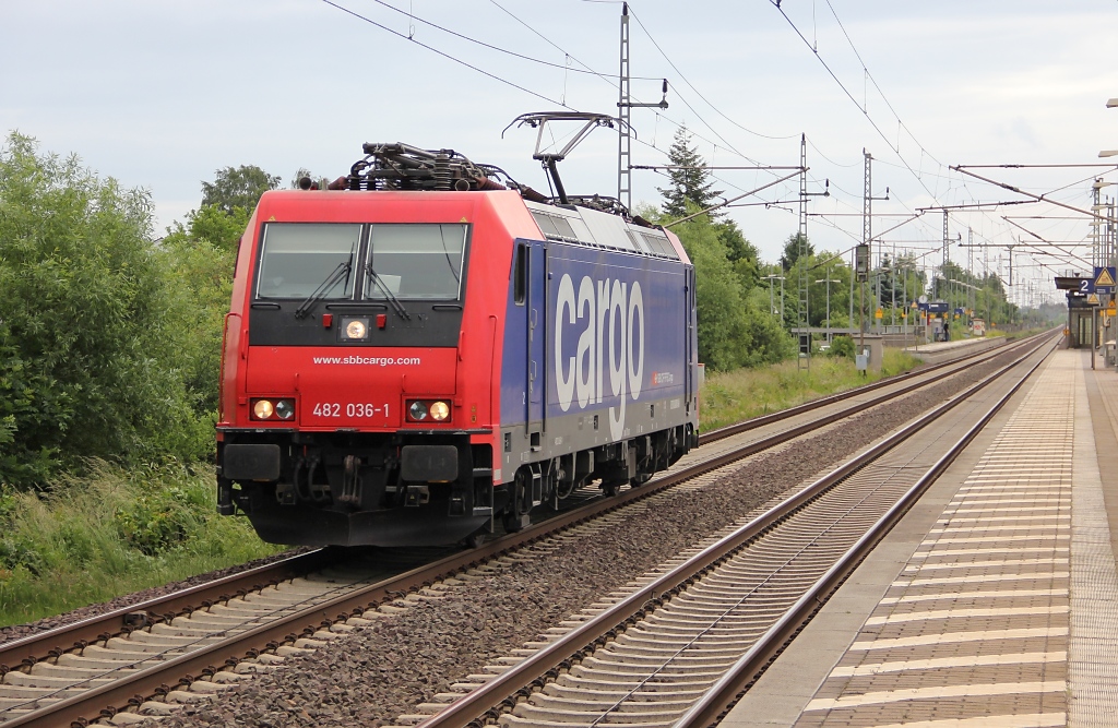 Wie der gelte Blitz schoss 482 036-1 als Tfzf in Richtung Wunstorf am 07.06.2012 auf der SFS durch Dedensen-Gmmer.