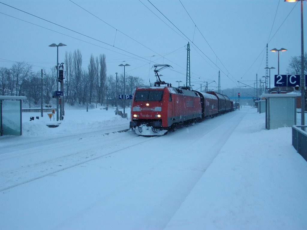 Wie gut das 152 022 einen Schneerumer hat,als sich die Lok,am Morgen vom 27.Dezember 2010,mit ihren Gterzug von Mukran,durch den noch nicht von Schnee gerumten Bahnhof Bergen/Rgen kmpfte.