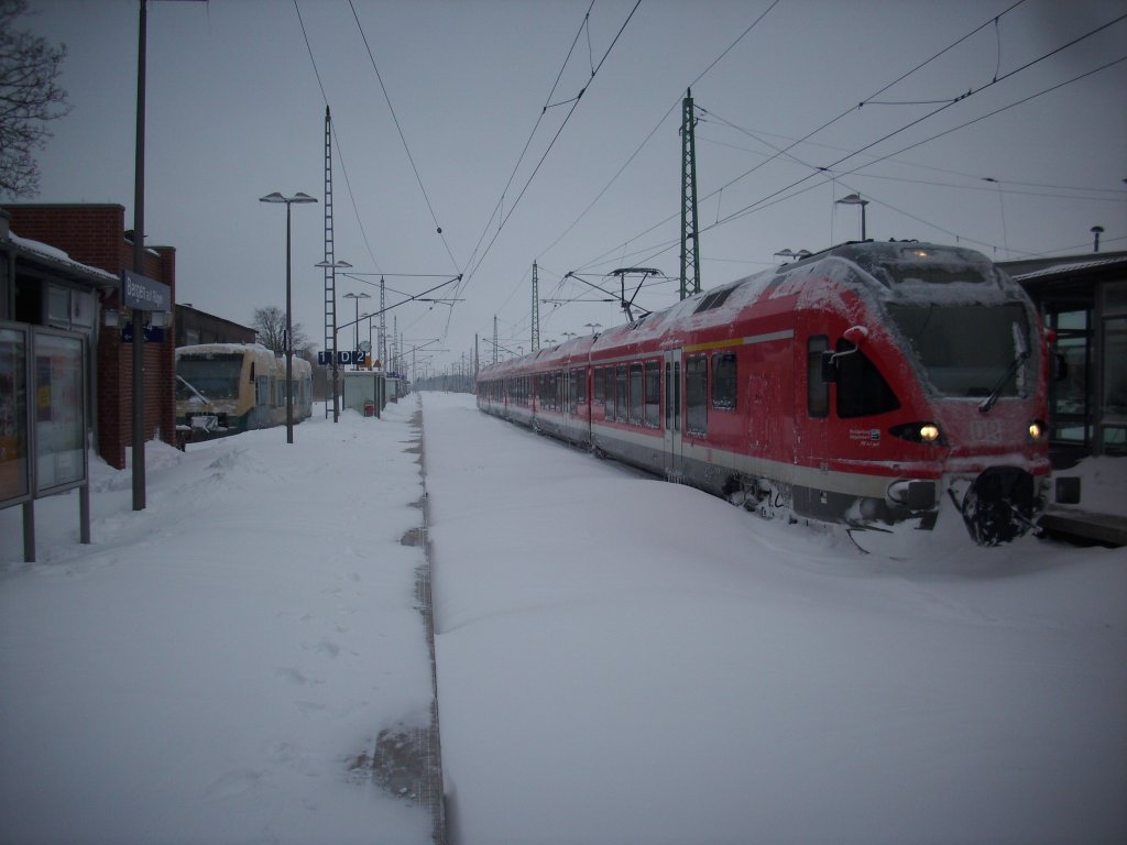 Wie gut das ich nur wenige Meter vom Bahnhof Bergen/Rgen entfernt wohne.Als es am 30.Januar 2010 heftig schneite und der Zugverkehr zum erliegen kam.Links PRESS VT650 032 und 429 030 blieben eine Zeitlang in Bergen/Rgen stehen.
