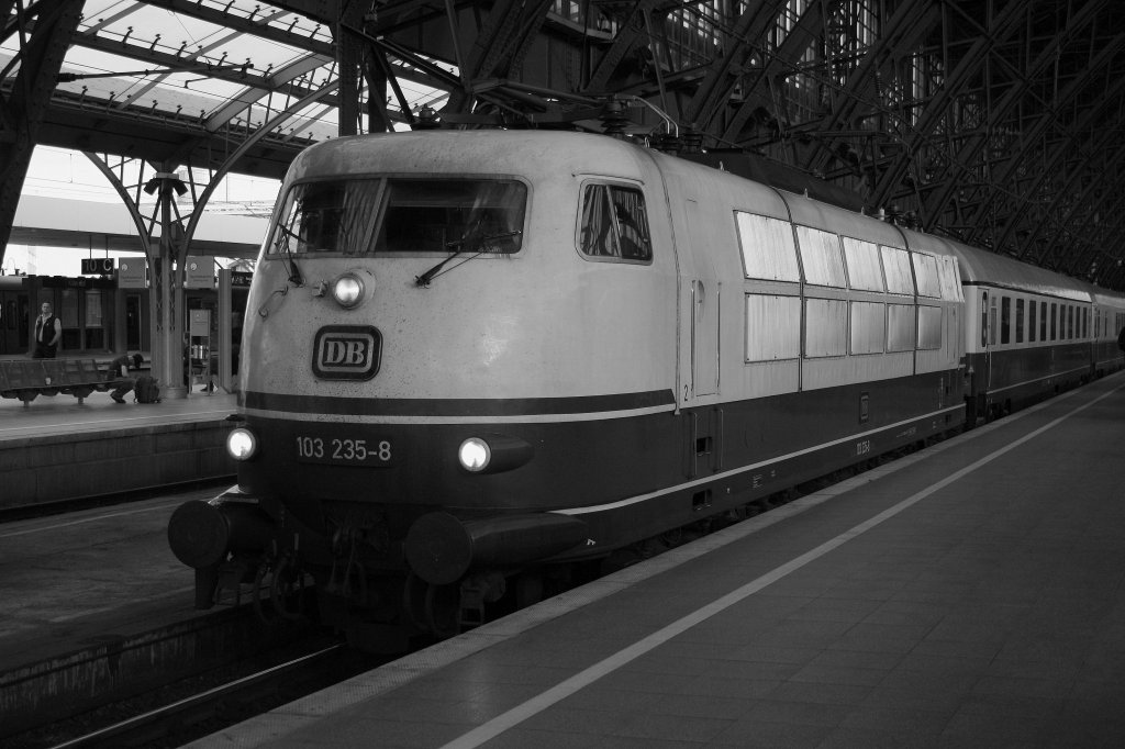 Wie in guten alten Zeiten: 103 235-8 mit ihrem IC in Kln Hbf am 17.04.2011.