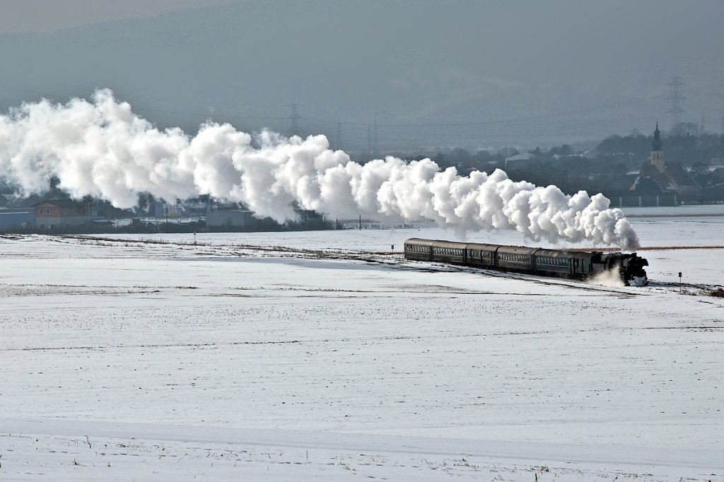 Wie hier schon mehrfach gezeigt, nun auch ein Teil meiner Fotos vom  WINTERDAMPF : 52 100 mit dem Zug 14370, unterwegs nach Ernstbrunn zwischen Harmannsdorf-Rckersdorf und Mollmannsdorf. Die Aufnahme entstand am 17.02.2013.