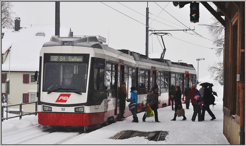 Wie immer bei so misslichen Strassenverhltnissen sind die Frequenzen noch etwas hher als sonst. Fahrgastwechsel in Trogen. (17.01.2013)