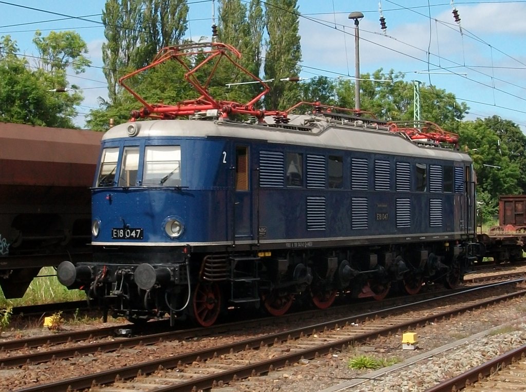 Wie jedes Jahr kam auch in diesem Jahr wieder der Strtebeckersonderzug nach Bergen/Rgen.Whrend sich die Reisende in Ralswiek die Vorstellung ansahen,stand der Zug am 26.Juni 2010 abgestellt in Bergen/Rgen.Erst kurz vor Mitternacht ging es wieder zurck.Zuglok war die E18 047-0.