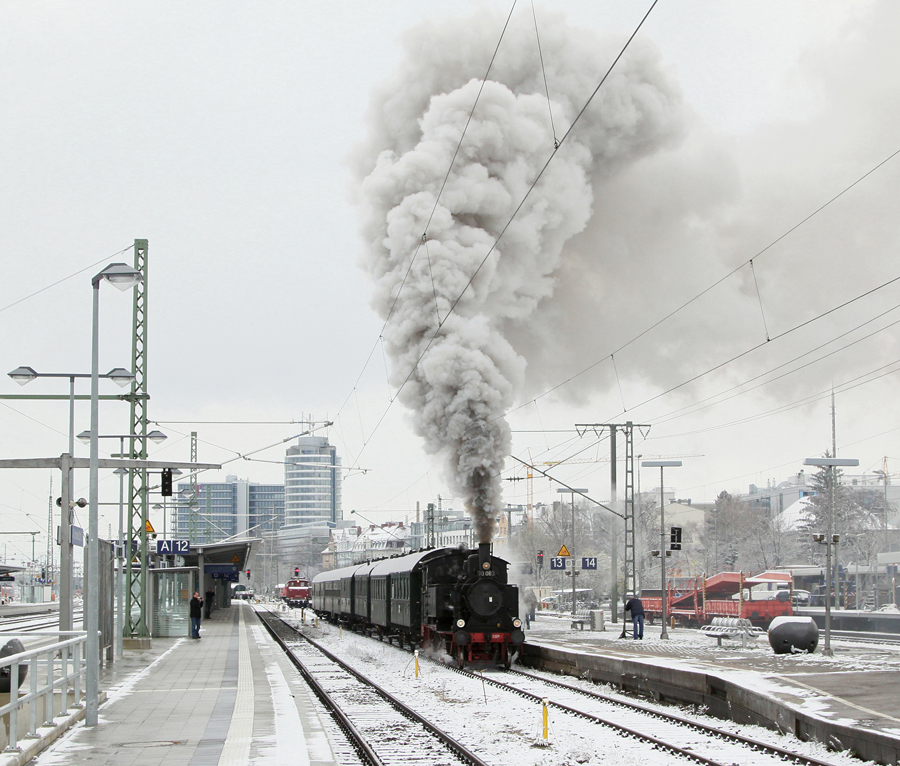 Wie jedes Jahr zu Ostern fanden auch dieses Jahr wieder Dampfsonderfahrten mit der 70 083 auf dem Mnchner Nord- und Sdring statt. Ungewhnlich an diesem Jahr war, dass am Ostersonntag, dem 08.04.2012, in Mnchen einiges an Schnee lag, der ber Nacht und am Morgen gefallen war. 70 083 verlsst mit dem ersten Sonderzug Mnchen Ost.
