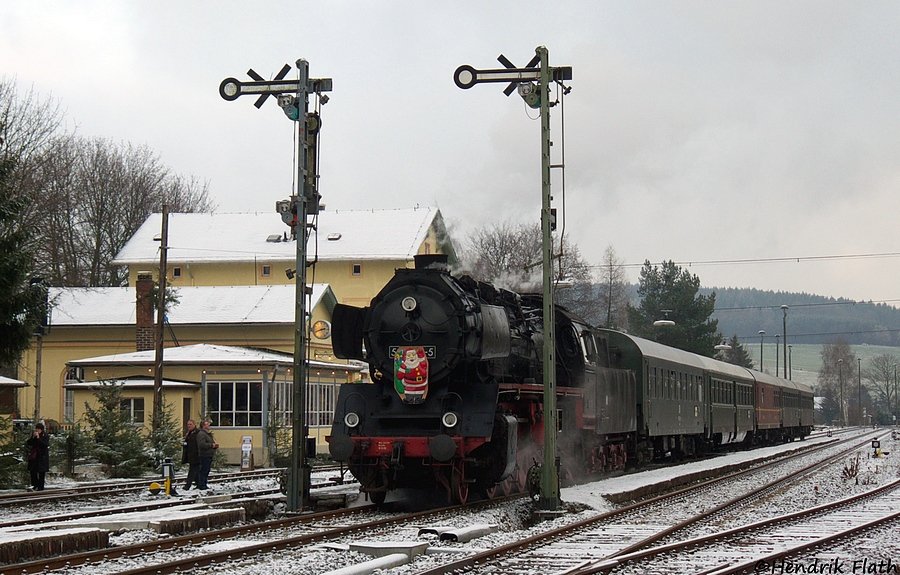 Wie jedes Jahr zum 3.Advent veranstaltet der VSE aus Schwarzenberg zwei Nikolausfahrten nach Schlettau. 
Die mit einem Weihnachtsmann verunzierte 50 3616 konnte man Nachmittag des 13.12.09 in Schlettau fotografiert werden.