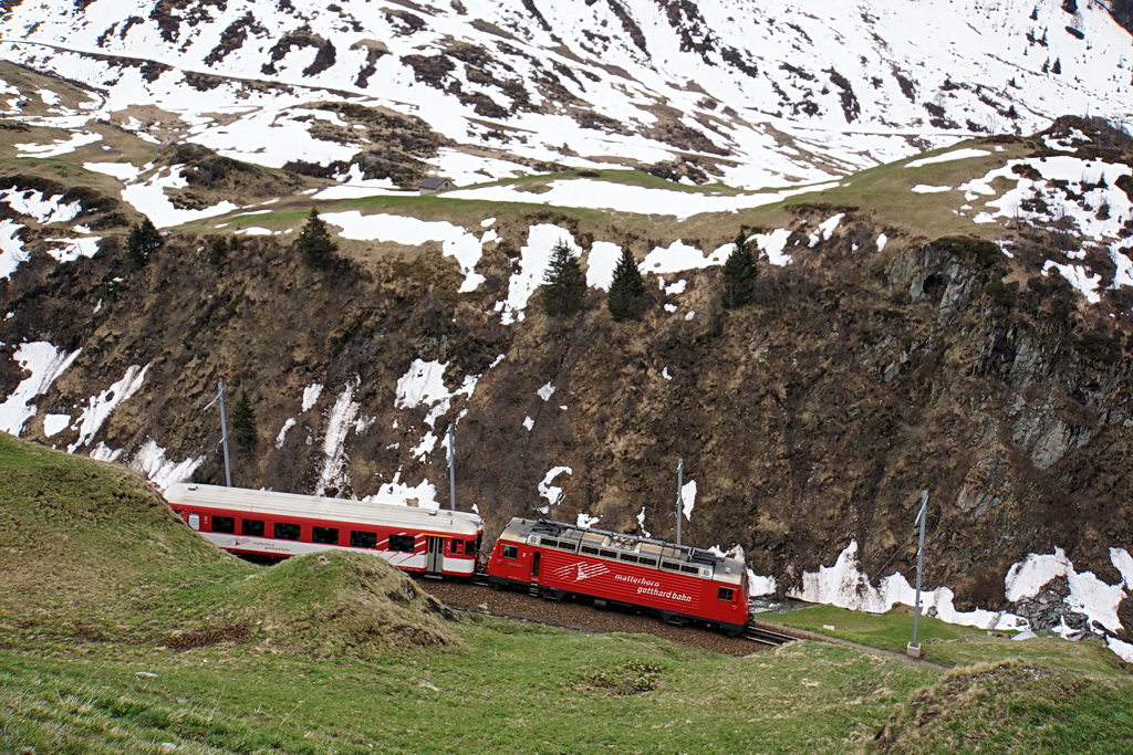 Wie klein ist doch die Bahn im Verhltnis zu der gigantischen Bergwelt bei Andermatt. 8.5.2012