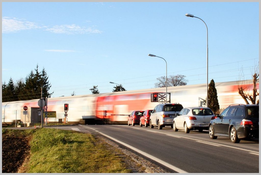 Wie kommt man wohl schneller von Wien nach Tulln...? Impression vom Bahnbergang in Zeiselmauer(Franz-Josefs Bahn), am 27.11.11