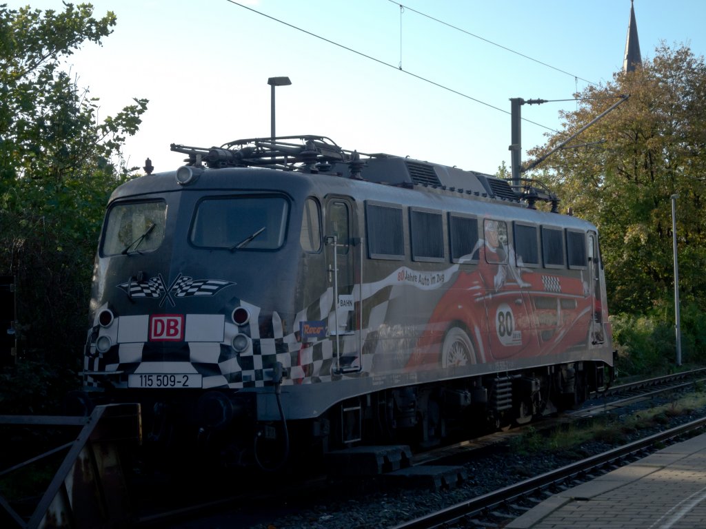 Wie leicht zerknittert: 115 509 (80 Jahre Auto im Zug) im Morgenlicht fotographisch ungnstig abgestellt im Bahnhof Neumnster (20.10.2011)