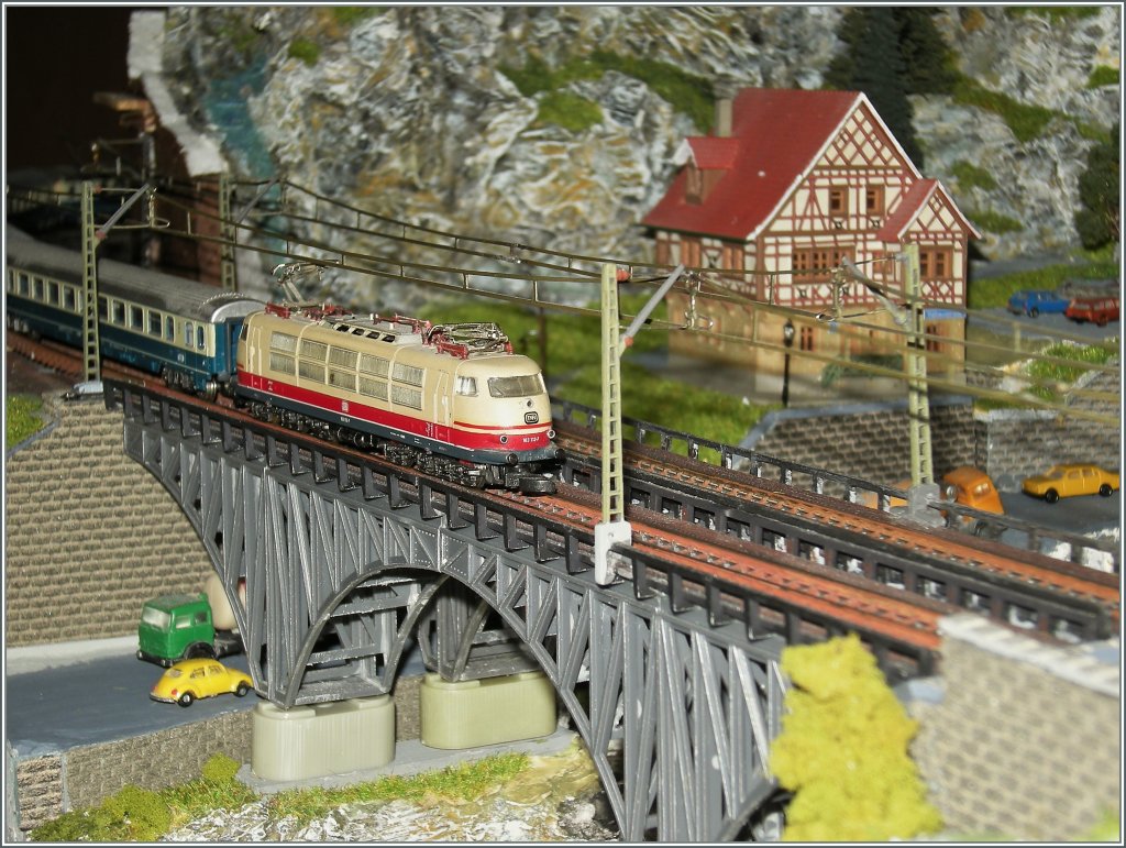 Wie man auf diesem Bild sieht, ist die  schwebende  Brcke auf der Sdseite doch schon gut  verankert.
21. April 2012
