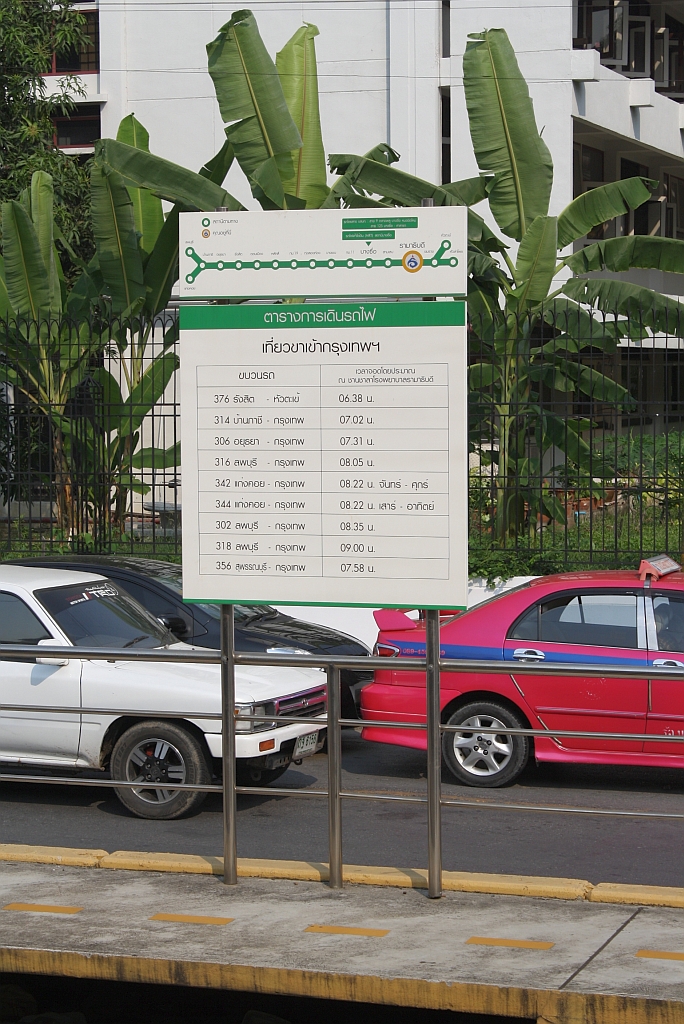 Wie man der Fahrplantafel entnehmen kann, dient die Hst. Rama Thibodi Hospital nur dem Berufsverkehr; aufgenommen am 14.Mrz 2011.


