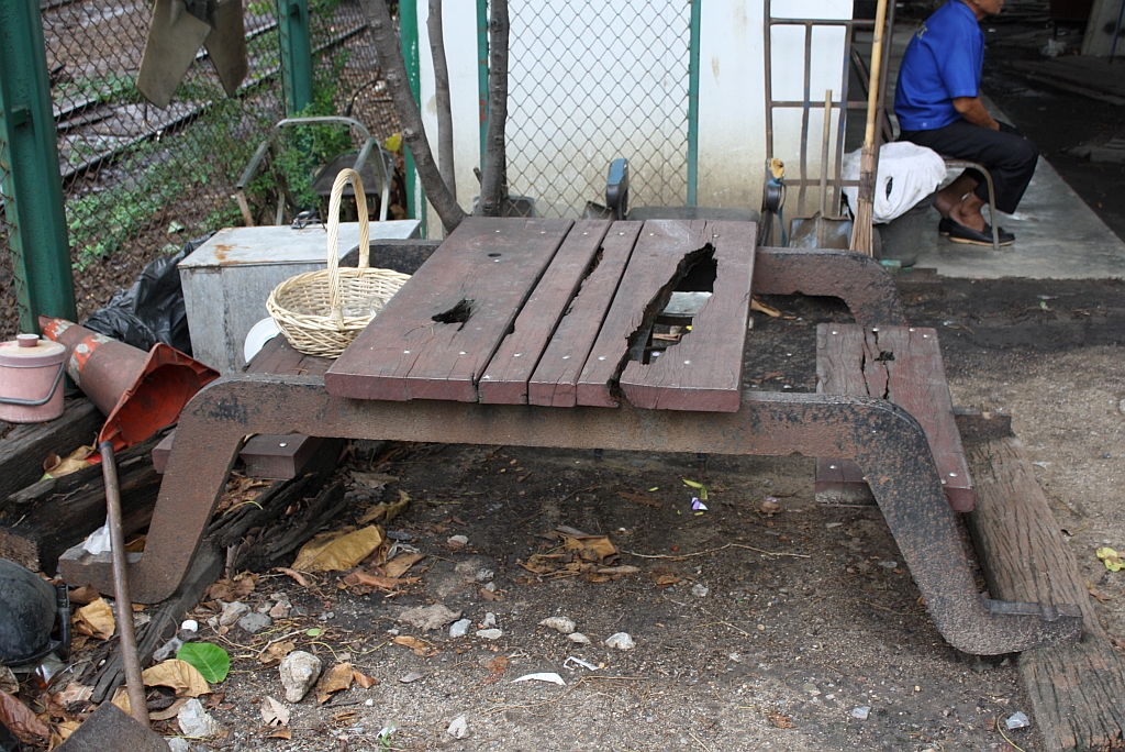 Wie man sieht, kann man die Tragbalken von Pennsylvania-Drehgestellen auch anderwertig verwenden; Railway Police Museum am 16.M�rz 2011.