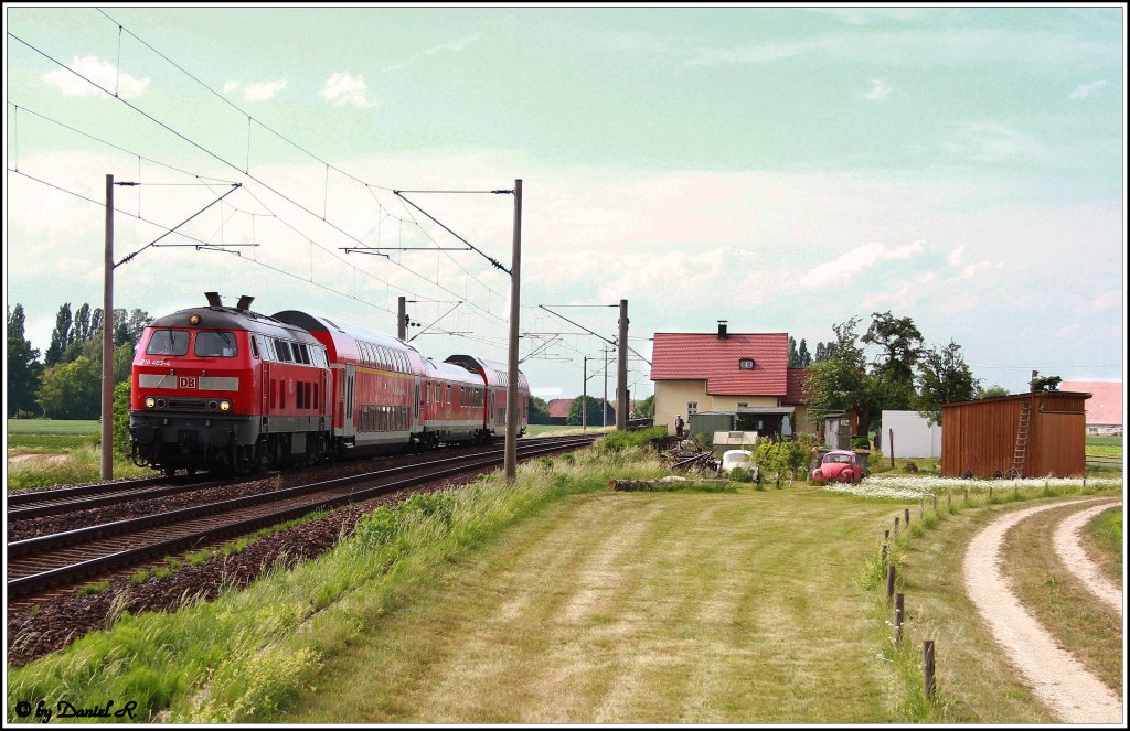 Wie mans macht, macht mans verkehrt. Eigentich hatten wir gehofft, dass die Sonne nicht scheint, was bei dieser Wolkenflut ziemlich warscheinlich war. Deswegen stellte man sich auf die Seite die man nur frh morgens oder bei Schatten machen kann, und dann, kaum ist die 218 in Sicht, kommt die Sonne raus... Na toll. Deswegen nur ein Bildchen von der Schattenseite: 218 403 mit dem DZ 27019 von Regensburg nach Rosenheim. (26.05.2011, nchst Obertraubling)