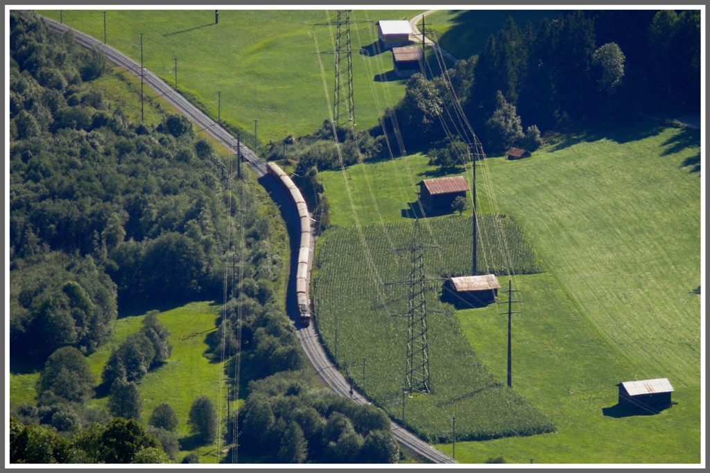 Wie eine Modelleisenbahn wirkt der RE1220 vom Hgel Flanz 1328m herunter gesehen. Der Zug befindet sich auf 754m beim Bahnhof Waltensburg/Vuorz. (28.08.2011)