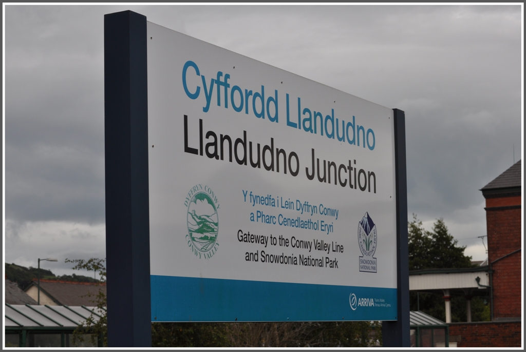 Wie der Name schon sagt zweigen hier die Strecken ins Conwy Valley und nach Llandudno ab. Wales ist zweisprachig und das Walisische ist fr uns vllig unverstndlich. (12.08.2011)