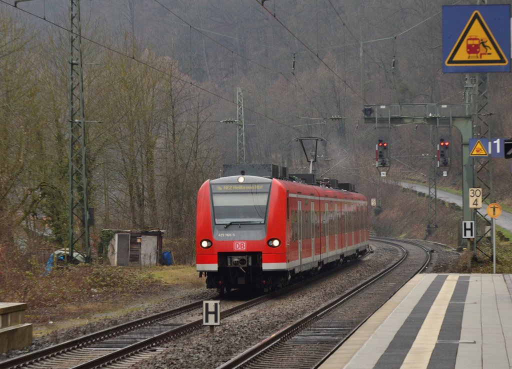 Wie der Nebelschleier am Stromabnehmer erahnen lsst, ist das ein Regenbild, das ich vom 425 765-5 bei der Durchfahrt durch den Bahnhof Zwingenberg(Baden)auf seinem Weg als RE2 nach Heilbronn Hbf gemacht habe. Sonntag 17.3.2013
