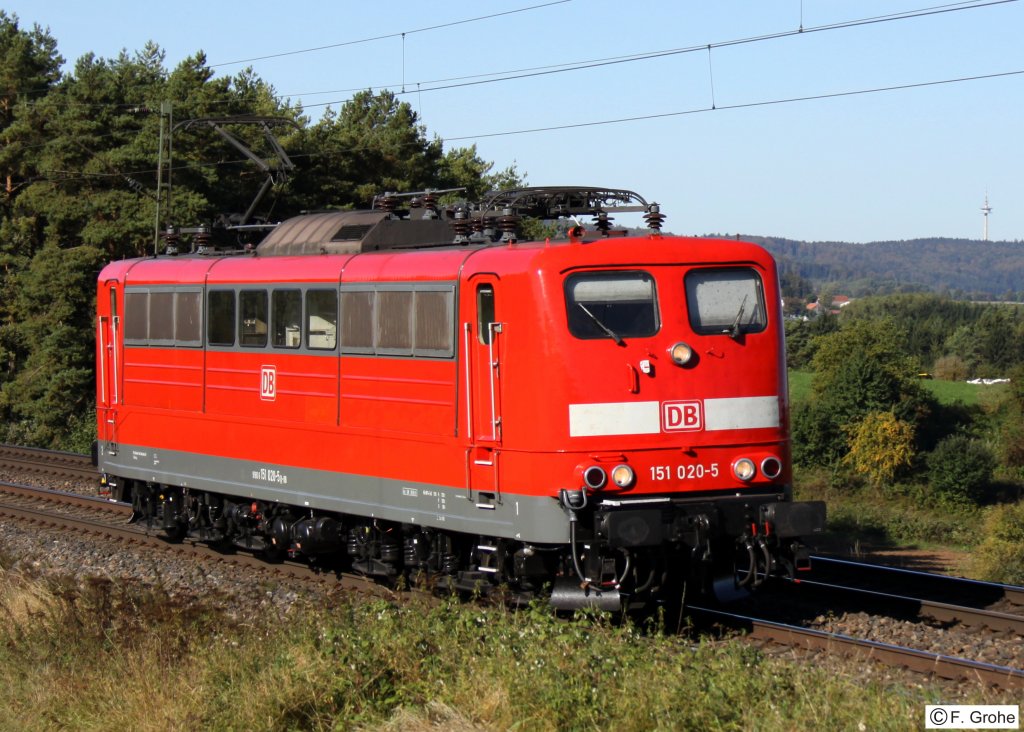 wie neu ausschauende DB 151 020-5 auf Leerfahrt Richtung Regensburg, KBS 880 Nrnberg - Regensburg - Passau, fotografiert bei Parsberg am 30.09.2011