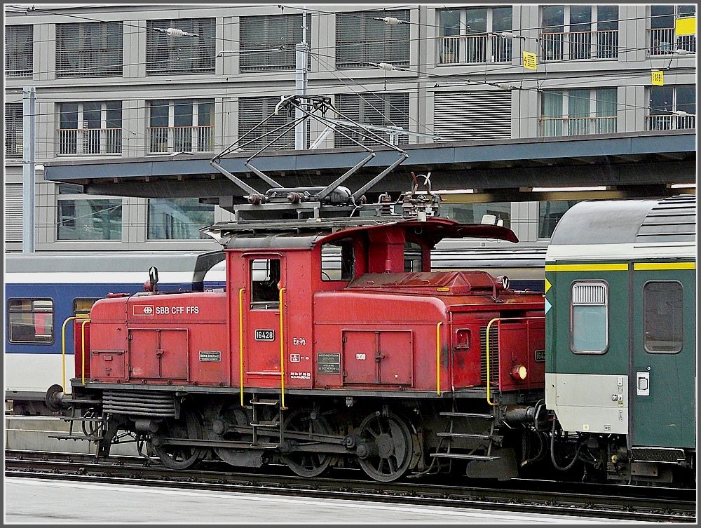 Wie eine richtig groe Lok, zieht die Ee 3/3 16428 am 23.12.09 eine Wagengarnitur durch den Bahnhof von Chur. (Jeanny)